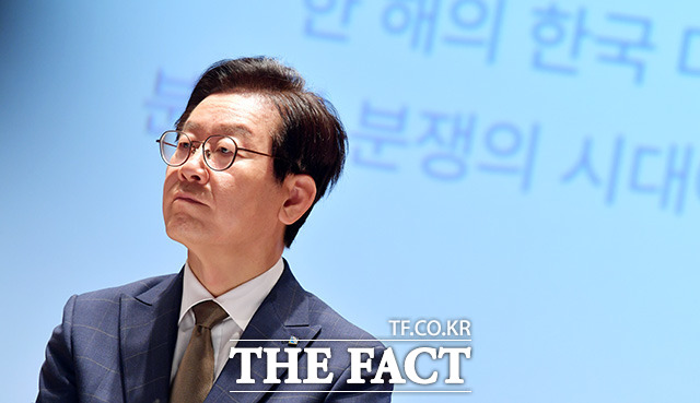 제10회 DMZ국제다큐영화제에서도 이 지사 의혹과 관련한 질문이 이어졌다. 이 지사는 관련 의혹에 반박했지만, 논란은 앞으로도 계속될 것으로 전망된다. 이 지사가 7일 DMZ국제다큐영화제에서 어두운 표정을 짓는 모습. /이덕인 기자