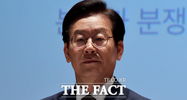 이재명 경기도지사는 7일 오전 열린 10회 DMZ국제다큐영화제 기자회견장에 조직위원장 자격으로 참석했다. 사진은 이 지사가 이날 질의응답 시간에 생각에 잠긴 모습. /서울역사박물관=이덕인 기자