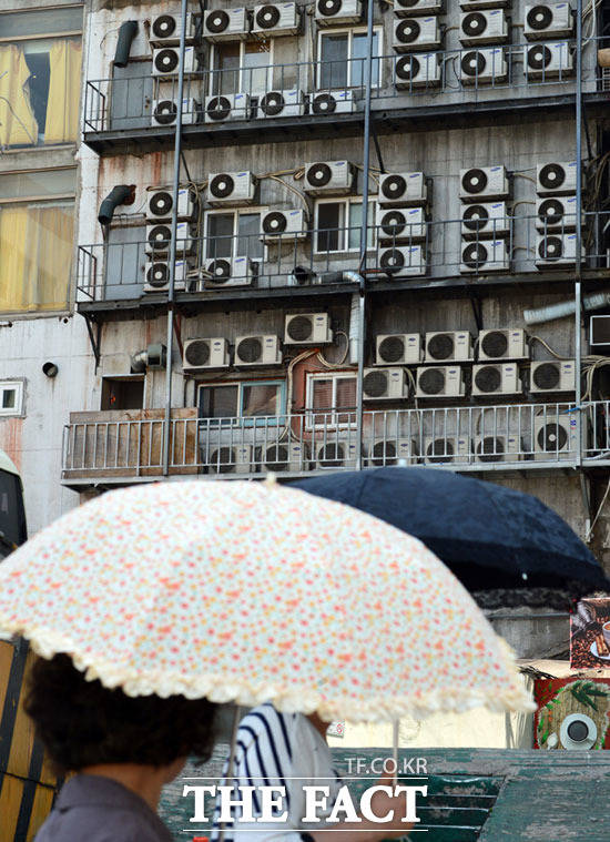 정부가 폭염 대책으로 주택용 전기요금 누진제 1, 2구간의 상한선을 각 100㎾h 올리기로 했다. 사진은 서울의 한 빌딩에 에어컨 실외기가 설치된 모습. /이동률 기자