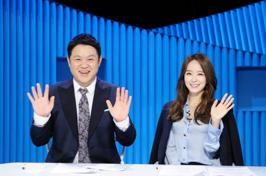 SBS의 대표 연예정보 프로그램 본격 연예 한밤의 MC 김구라(왼쪽)와 박선영 SBS 아나운서가 손을 흔들며 미소 짓고 있다. /SBS 제공