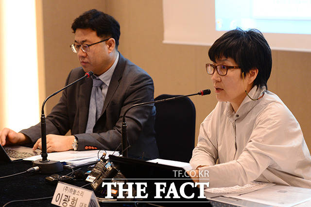 이미자와 10여년간 호흡을 해온 공연기획사 하늘소리는 지난해 5월 기자간담회를 열고 이미자가 탈세로 인해 과세했다는 사실을 공개했다. 사진 오른쪽은 이광희 하늘소리 대표. /남용희 기자