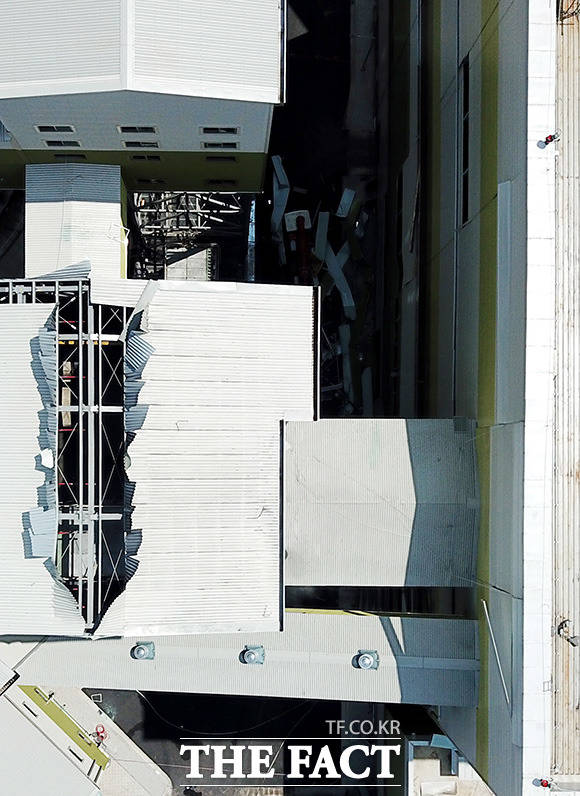 8일 오전 8시28분께 경기 포천시 신북면 장자산업단지에 있는 한 석탄화력발전소에서 폭발사고가 나 근로자 1명이 숨지고 4명이 다친 가운데 폭발 파편이 곳곳에 나뒹굴고 있다. /이덕인 기자