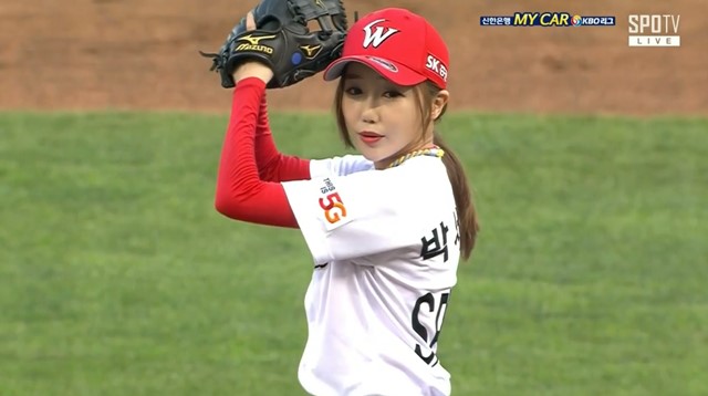 SPOTV 박서휘 아나운서가 8일 인천 SK행복드림구장에서 열린 KBO리그 SK 와이번스와 삼성 라이온즈의 경기에서 개념 시구를 선보여 이목을 사로잡았다. /스포티비 방송화면 캡처