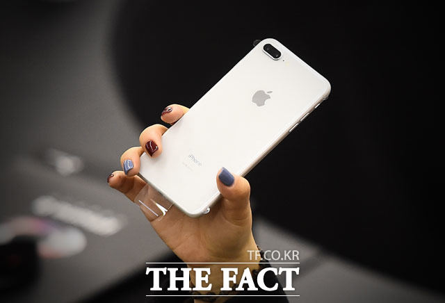최근 정보기술(IT) 전문 매체 씨넷 등 외신에 따르면 애플 아이폰9을 포함한 신형 아이폰 3종이 다음 달 12일 공개될 것으로 예상된다. 사진은 아이폰9의 전작 아이폰8. /더팩트 DB