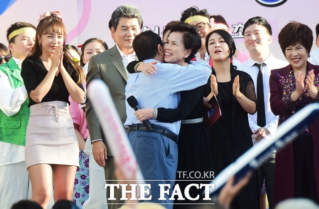 이미자는 세금탈루 의혹이 불거진 직후에도 지난해 KBS 전국노래자랑 서초구청편에 출연하는 등 꾸준히 활동을 해왔다. 이미자가 무대에서 열창후 전국노래자랑  MC 송해와 포옹하고 있다. /더팩트 DB