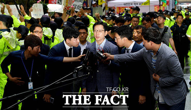 김경수 경남도지사가 9일 특검에 2차 소환돼 조사를 받는다. 사진은 김 지사가 지난 6일 오전 서울 서초구 강남역 인근에 있는 허익범 특별수사팀 사무실에 피의자 신분으로 출석한 모습. /서초=이덕인 기자