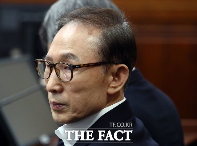 사진은 횡령 등 혐의로 구속 기소된 이명박 전 대통령이 지난 5월 23일 오후 서울 서초구 서울중앙지방법원에서 열린 첫 공판에 출석한 모습. /사진공동취재단
