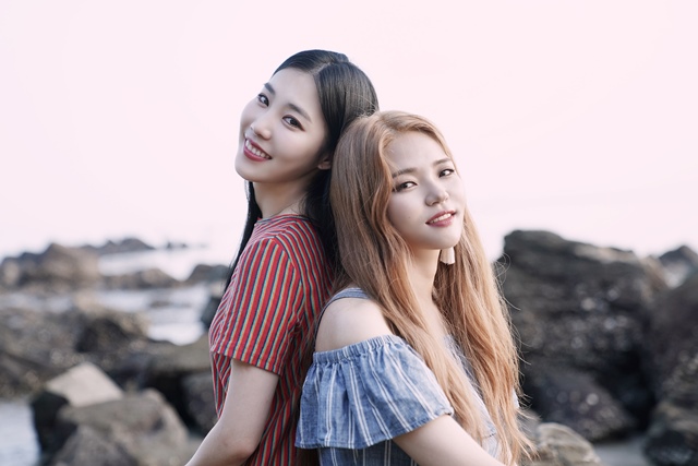 여성 듀오 열두달. 열두달은 8일 낮 12시 데뷔 싱글 일초 하루를 각종 음악 사이트에 공개했다. /더블엑스엔터테인먼트 제공