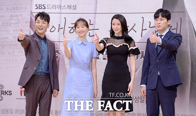 배우 윤시윤 이유영 나라 박병은(왼쪽부터)이 25일 오후 서울 양천구 목동 SBS 사옥에서 열린 SBS 수목드라마 친애하는 판사님께 제작발표회에 참석해 포토타임을 갖고 있다. /김세정 기자