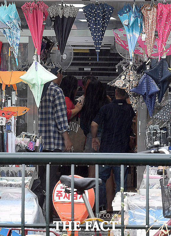 전국 곳곳에 소나기가 내리고 있는 9일 오후 서울 중구 청계천로 평화시장 일대에서 시민들이 우산가게를 찾아 우산을 구매하고 있다. /이새롬 기자