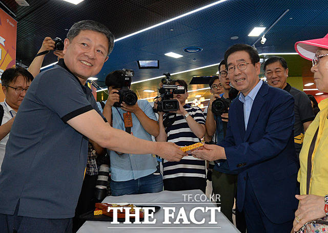 김흥연 MP그룹 대표이사(왼쪽)와 박원순 서울시장이 피자를 들고 기념촬영을 하고 있다.