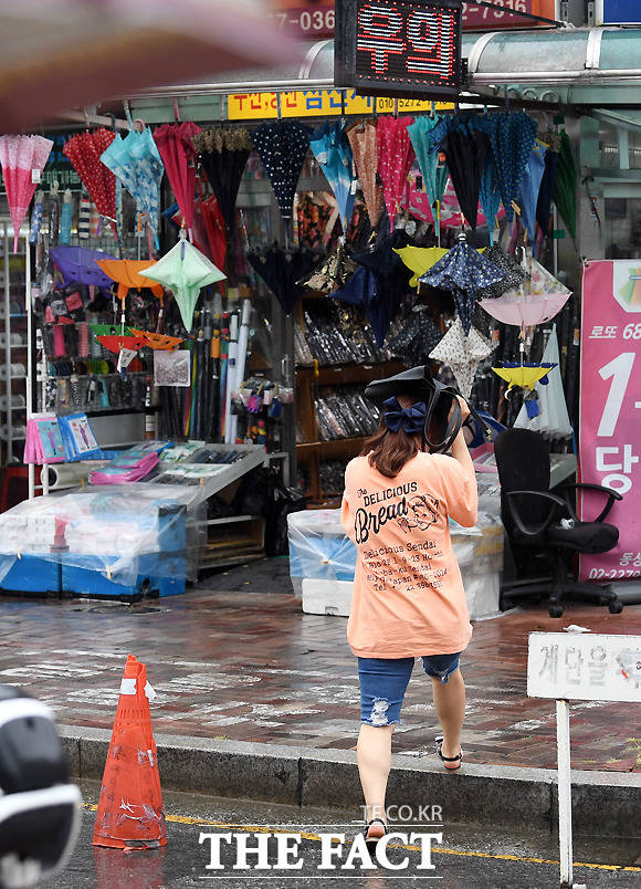 우산가게로 뛰어드는 시민