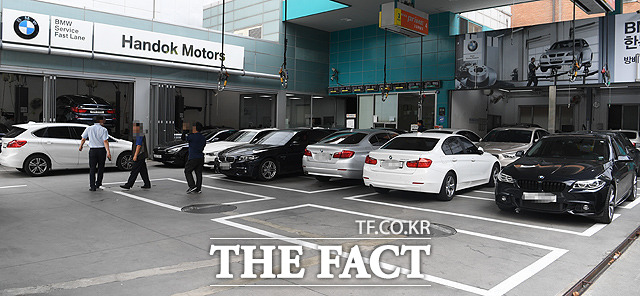 김현미 국토교통부 장관이 8일 일부 BMW 차량에 관해 운행 정지 명령을 발동하는 방안을 검토하고 있다고 밝혔다. /배정한 기자