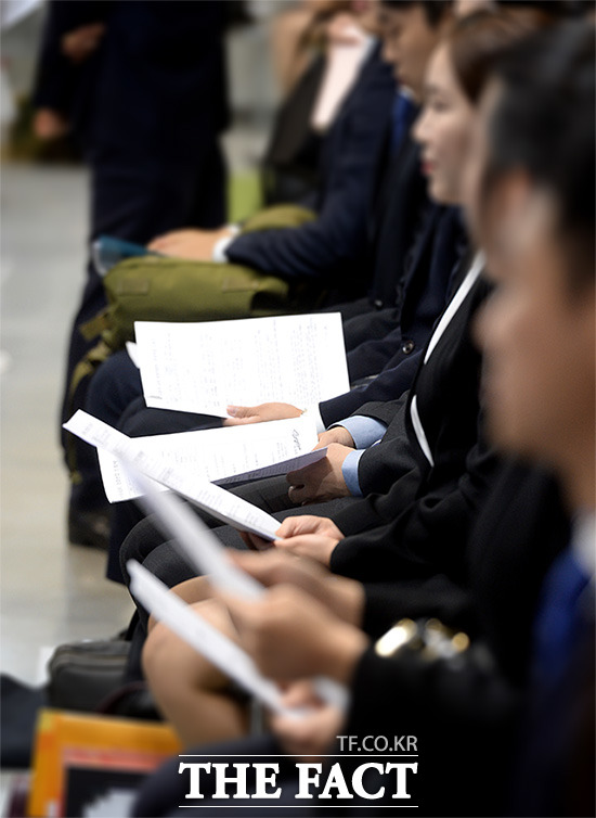 금융권 채용비리 관련 조사 여파로 삼성생명 등 보험업계에도 성차별 채용과 관련한 조사가 진행될 전망이다. /더팩트 DB