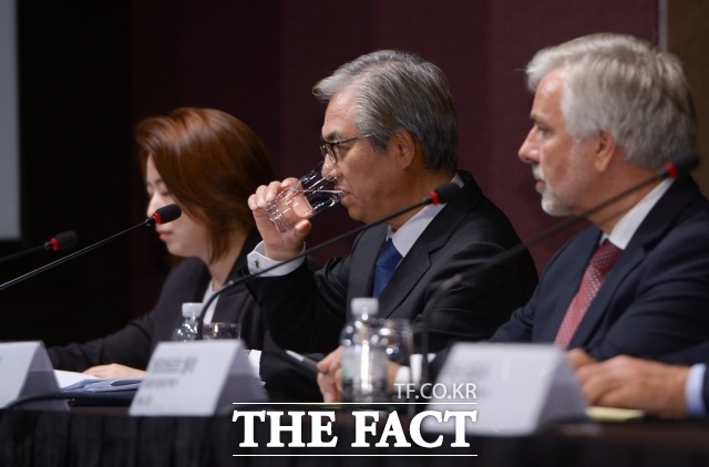 김효준 BMW코리아 회장(가운데)는 지난 6일 서울 중구 웨스틴조선호텔에서 BMW 차량 화재 사건 관련해 기자회견을 열고 대국민 사과를 발표했다. 이날 자리에서 김 회장은 리콜 대상이 된 BMW 차량들에 대한 긴급 안전 진단에 총력을 다하겠다고 밝혔다. /김세정 기자