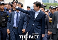 [TF포토] 재소환은 '꽃길?'…김경수, 지지자 응원에 미소'