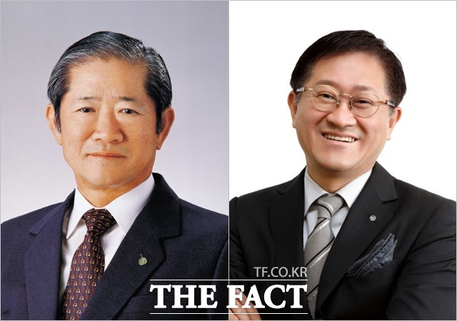 서경배 아모레퍼시픽그룹 회장(오른쪽)은 제주 향토기업인 계열사 오설록농장 사업으로 녹차와 차 문화 그리고 자신의 고향을 닮은 제주도에 각별한 애정을 보였던 부친 서성환 선대회장의 유훈을 계승하고 있다. /아모레퍼시픽그룹 제공