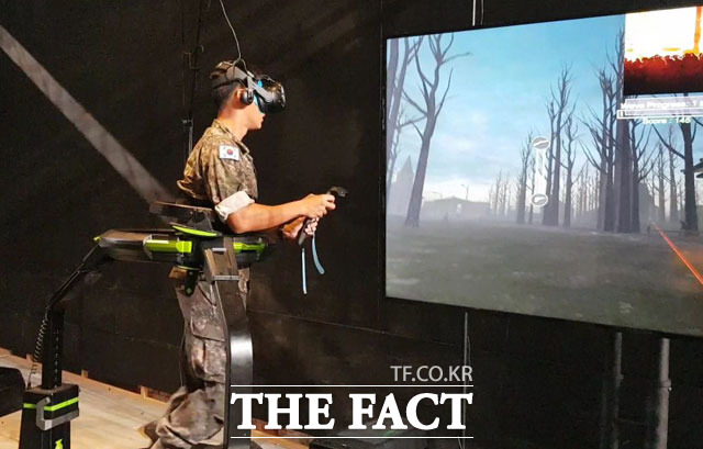 5GX 게임 페스티벌 행사장을 찾은 군인이 VR 기기와 360도 트래드밀를 활용한 체험을 하고 있다. /고양시=이성락 기자