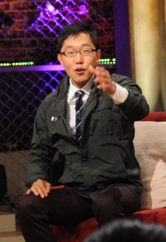 가요계의 한 관계자는 어제 블랙리스트 피해자였던 김제동이 오늘은 스스로 또다른 무리수의 상징으로 등장한다면 누가 공감하겠느냐고 말했다. /KBS 승승장구