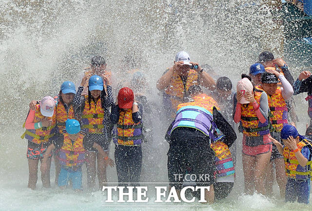 [더팩트ㅣ홍천=문병희 기자] 전국이 35도 안팎의 찜통더위가 계속되는 가운데 8일 오후 강원도 홍천군 비발디파크 오션월드서 관광객들이 물놀이를 즐기며 더위를 식히고 있다.