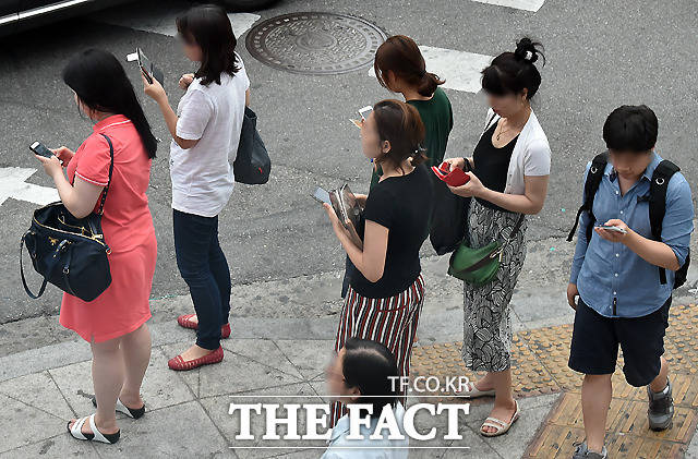 오는 13일부터 예약 판매되는 갤럭시노트9에 고객들이 어떤 반응을 보일지 귀추가 주목된다. 사진은 거리에서 스마트폰을 사용하고 있는 서울 시민들. /더팩트 DB
