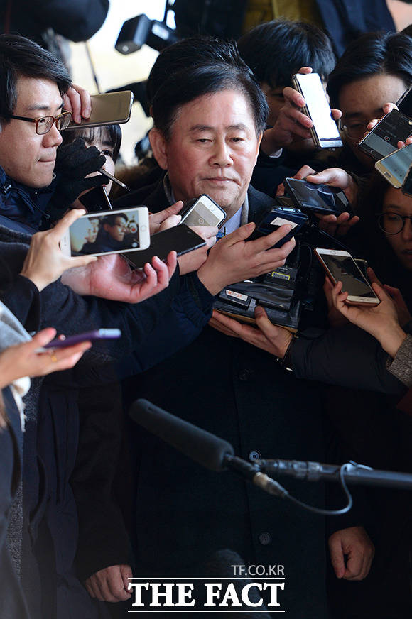 이번 정보공개청구소송 원고 하승수 세금도둑잡아라 공동대표는 국회가 먼저 투명해지고 입법 활동을 통해 다른 기관의 특수활동비 또한 투명하게 만들어야 한다고 주장했다. 사진은 박근혜 정부 시절 국정원 특수활동비 1억여 원을 수수한 혐의를 받은 최경환 자유한국당 의원이 지난해 12월 서울중앙지검에 출석한 모습. /남용희 기자