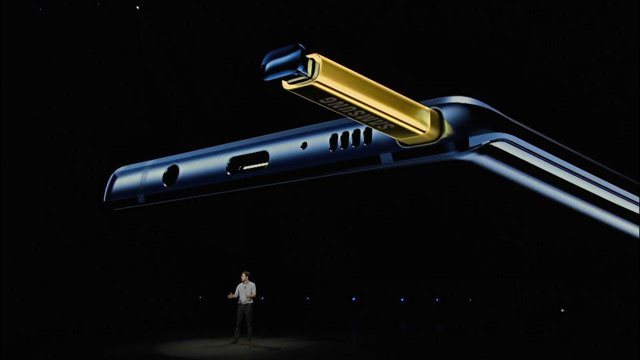 갤럭시노트9 오션 블루 모델의 경우 옐로우 색상의 스마트 S펜이 내장된다. /삼성 언팩 영상 캡처