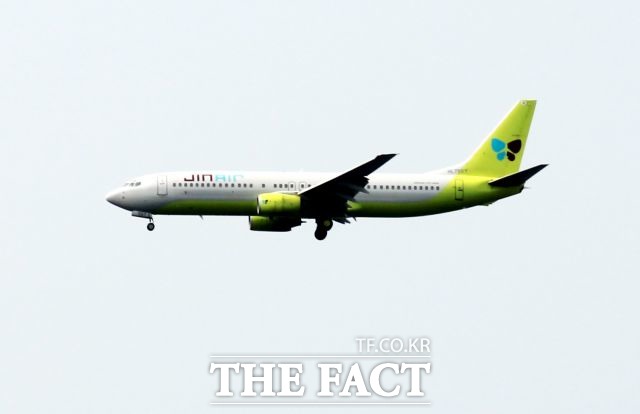 11일 진에어에 따르면 전날 오후 11시 40분쯤(한국시간) 말레이시아 조호르바루공항을 이륙하려던 LJ096편(B777-200ER) 여객기가 기체결함으로 출발이 지연되고 있다. /더팩트 DB