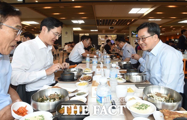 김동연 경제부총리 겸 기획재정부 장관(오른쪽)과 이재용 삼성전자 부회장이 지난 6일 경기도 삼성전자 평택캠퍼스에서 만나 현장 소통 간담회를 가진 뒤 사업장 내 직원식당에서 함께 오찬을 하고 있다. /평택=뉴시스