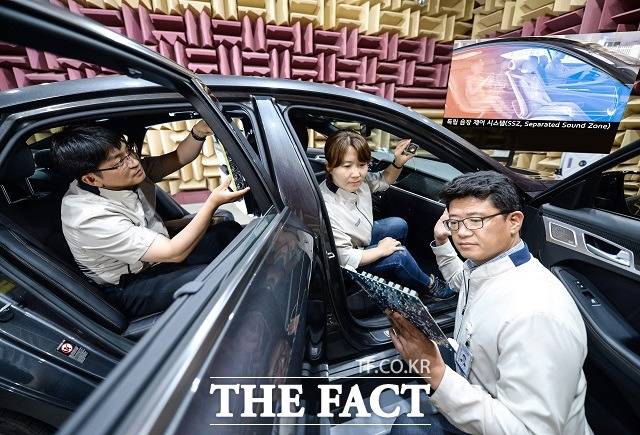 현대기아자동차가 같은 자동차 안에서 좌석마다 서로 다른 음악을 간섭 없이 들을 수 있는 차세대 음향 기술인 독립음장 제어 시스템(SSZ) 기술 설명 콘텐츠를 12일 자사 미디어 채널인 HMG 저널과 유튜브를 통해 세계 최초로 공개했다. /현대기아자동차 제공