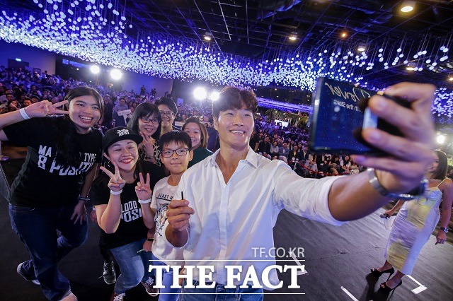 김종국은 이날 행사에서 갤럭시 노트9의 스마트 S펜을 활용해 참석자들과 함께 사진을 촬영해 눈길을 끌었다.