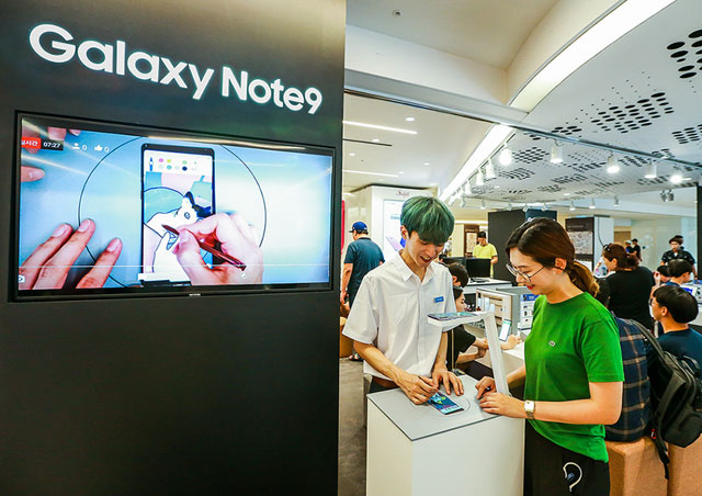 서울 삼성동 코엑스 라이브플라자에 마련된 갤럭시 스튜디오에서 고객이 S펜 전문 프로모터와 함께 갤럭시노트9 라이브를 체험하고 있다. /삼성전자 제공