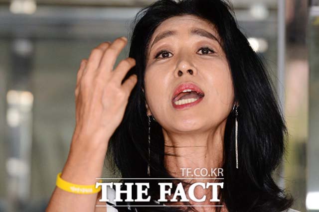 김부선이 13일 페이스북 프로필을 교체한 가운데 교체한 사진 속 남성의 정체를 두고 궁금증이 커지고 있다. /더팩트DB