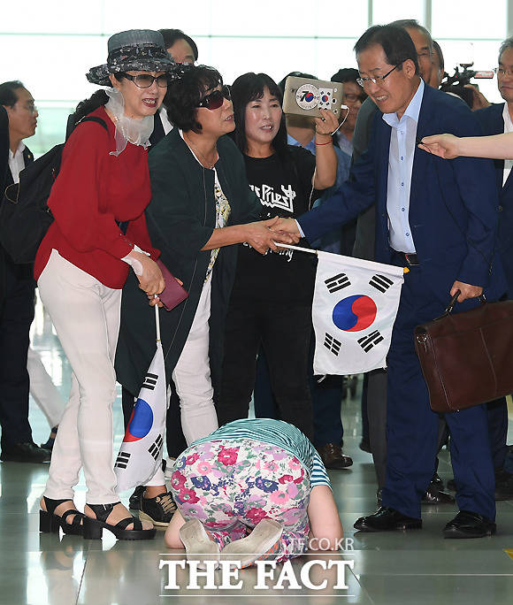 홍 전 대표는 미국으로 떠날 당시 국내 정치 현안을 쓰지 않겠다고 했지만, 이후 수차례 정치 의견을 개진했다. 사진은 홍 전 대표가 지난달 11일 미국으로 출국하는 가운데, 한 지지자가 그에게 큰절을 하는 모습. /이새롬 기자