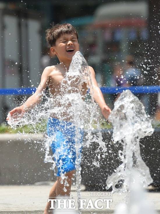 서울 낮 기온은 36도, 대구 37도를 기록하는 등 더위가 이어지겠다. 서울 광화문 광장에서 한 어린이가 물놀이를 즐기고 있다. /더팩트 DB