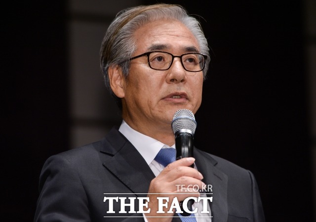 김효준 BMW 코리아 회장이 6일 서울 중구 웨스틴조선호텔에서 최근 잇따른 BMW 차량 화재 사건과 관련해 기자회견을 열고 대국민 사과문을 발표하고 있다. /김세정 기자