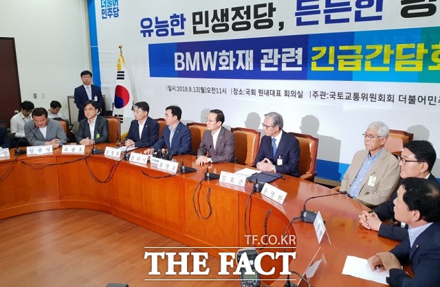 김효준 BMW코리아 회장은 13일 오전 10시 50분 서울 여의도 국회본관 더불어민주당 원내대표 회의실에서 열린 BMW 화재 관련 긴급간담회에서 BMW 화재 원인은 EGR 쿨러 누수현상으로 인한 냉각수에 결함이 있는 것으로 확인돼 조치하고 있다고 밝혔다. /이한림 기자