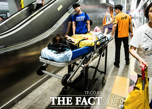 결국에… 왕십리역 승강장에서 쓰러진 한 시민을 이송해가는 구급대원.
