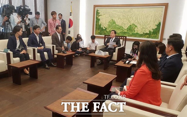 13일 오전 서울 여의도 국회에서 열린 국회의장 주재 원내대표 회동에서 문희상(가운데) 의장이 여야 교섭단체 원내대표들과 대화하고 있다. /국회=이원석 기자