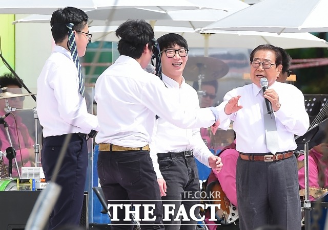 가요무대 전국노래자랑 6시 내고향은 공영방송 KBS의 3대 효자프로그램으로 꼽힌다. 세 프로그램 모두 두 자릿수 시청률을 넘나드는 확실한 고정 시청층이 확보돼 있다. 사진은 전국노래자랑 MC 송해. /더팩트 DB