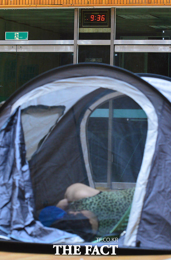 서울의 열대야가 24일째 이어지고 있는 13일 오후 서울 동작구 강현중학교 강당에 마련된 무더위 쉼터에서 한 시민이 잠을 자고 있다. /이동률 기자