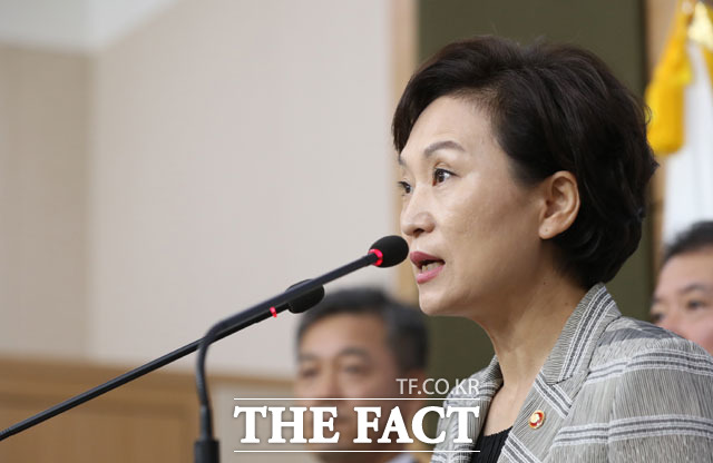 김현미 국토교통부장관이 14일 오전 서울 종로구 정부서울청사에서 BMW 차량 운행정지 결정 관련 대국민 담화문을 발표하고 있다. /뉴시스