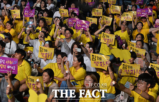 광복절을 하루 앞둔 14일 오후 서울 종로구 일본대사관 앞 평화로에서 제6차 세계 일본군 위안부 기림일 맞이 촛불문화제가 열린 가운데 참가자들이 촛불을 들고 구호를 외치고 있다. /이동률 기자