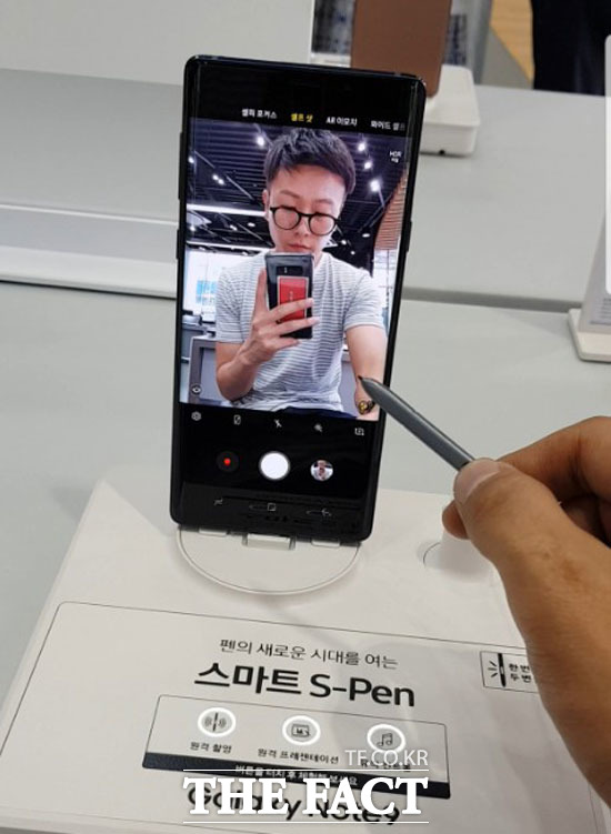 삼성전자 하반기 전략 스마트폰 갤럭시노트9의 S펜을 통해 사진을 촬영하고 있다. /홍대=이성락 기자
