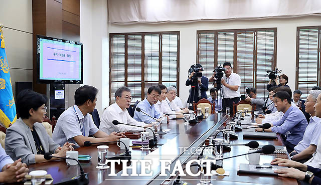 문재인 대통령이 6일 청와대 여민관에서 열린 수석·보좌관 회의에 참석하여 발언을 하고 있다./ 청와대 제공