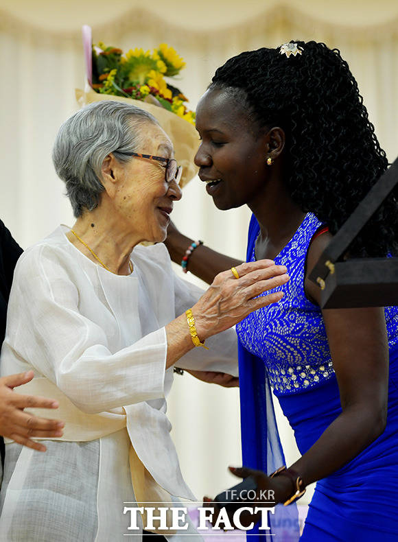 김복동평화상 수상한 국제 여성인권운동가이자 전쟁폭력 피해 당사자인 아칸 실비아 오발(오른쪽)