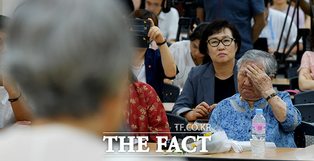 일본군 위안부 피해자 김복동 할머니의 연설을 듣고 감정을 추스리는 김원옥 할머니
