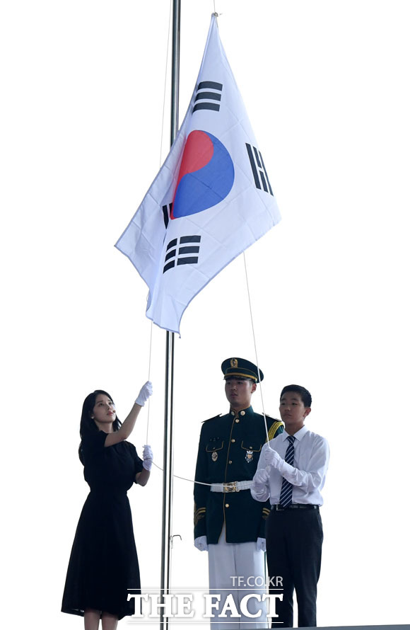 국기 게양하는 독립운동가의 후손 배우 박환희와 신기정군