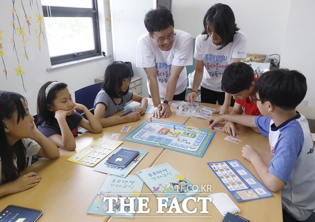살인적인 폭염이 한 달 가까이 이어지면서 교육당국이 서울 지역 전체 초중고 및 특수학교에 개학을 미룰 것을 권고하고 있다. 사진은 13일 학원에서 수업을 받고 있는 학생들  모습.  /뉴시스