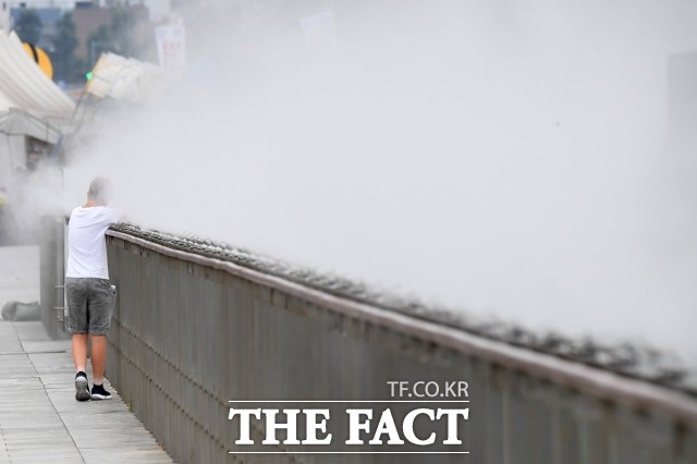 제18호 태풍 룸비아‘가  폭염을 잠시 누그러뜨릴 효자 태풍이 될 지 관심이 모아지고 있다.  연일 폭염이 이어지고 있는  가운데 한 어린이가 14일  오전 서울 종로구 광화문광장에 설치된 쿨 스팟에 머리를 파묻고 있다./남윤호 기자